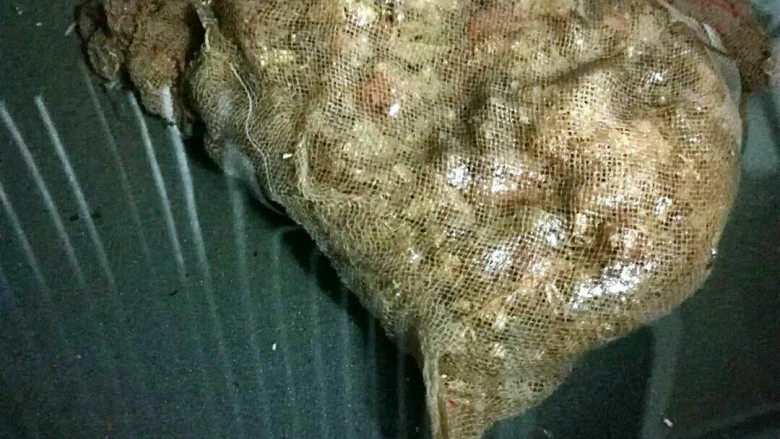 麻辣香锅,准备一个卤肉料包，放入水中煮10分钟。我用的是买的配好的，你可以直接去超市买一份王老头的，或者直接放几片香叶，实在没有，可以省略，直接用清水煮开就可以。
