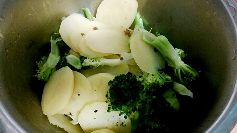 麻辣香锅,土豆片用筷子可以扎透，就可以把这两种菜捞出来。