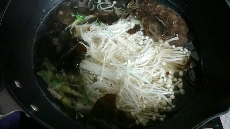 麻辣香锅,再继续焯其他的菜，<a style='color:red;display:inline-block;' href='/shicai/ 234'>金针菇</a>和<a style='color:red;display:inline-block;' href='/shicai/ 233'>木耳</a>，海带等等。