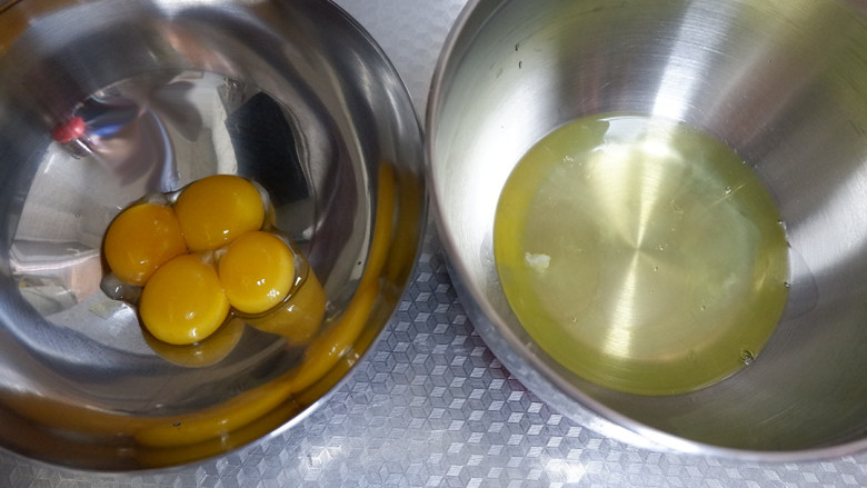 奶油奶酪戚风蛋糕,蛋白蛋清分离,蛋白放入无水无油的盆中放冷藏备用。