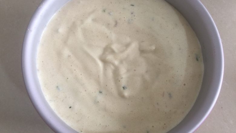香葱肉松戚风蛋糕,混合好的蛋糕糊倒入6寸戚风模,没有消泡的蛋糕糊倒下来的时候应该是绸缎状的,倒进去后转动模具使表面平整并震出大气泡,倒入预热好的烤箱150度45分钟