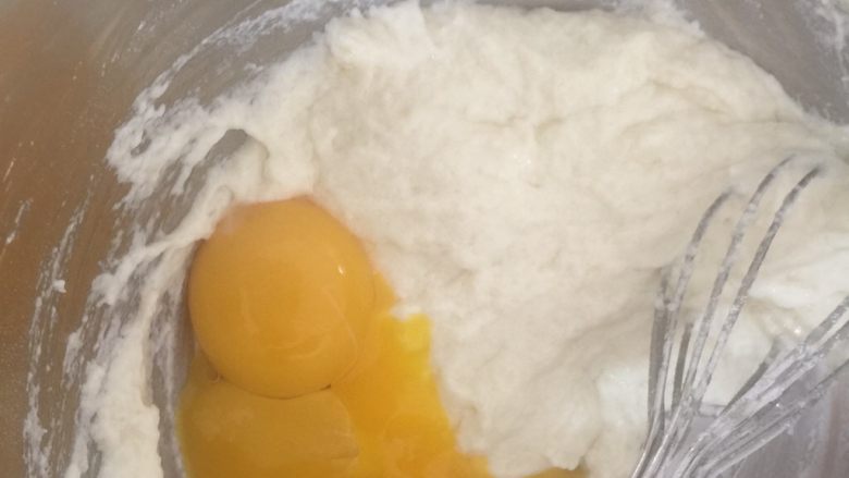 香葱肉松戚风蛋糕,加入蛋黄,用同样的手法进行混合