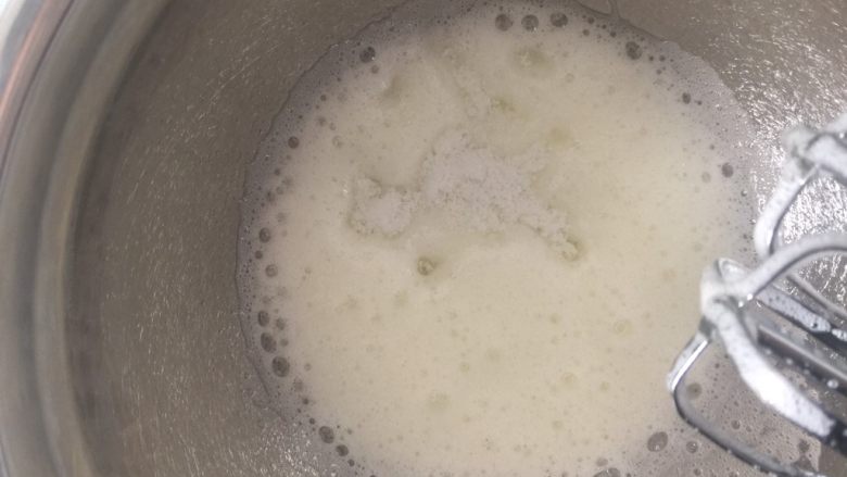 香葱肉松戚风蛋糕,用中速打出小鱼泡眼开始加入第二次糖,依然1.3的量