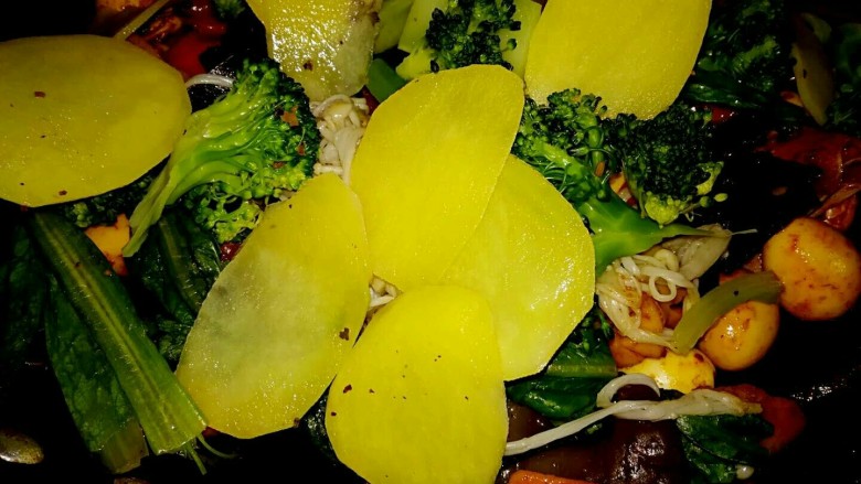 麻辣香锅,再依次的把所有青菜都加入锅中，放入香锅料，进行翻炒，如果觉得干可以适当的加入一些水，不要太多哟。炒完后可以适当的尝一下味道，因为不同的菜含水量是不同的，吸收调料的程度也不一样，所以可以适当的加一些常用的调料进行调味。