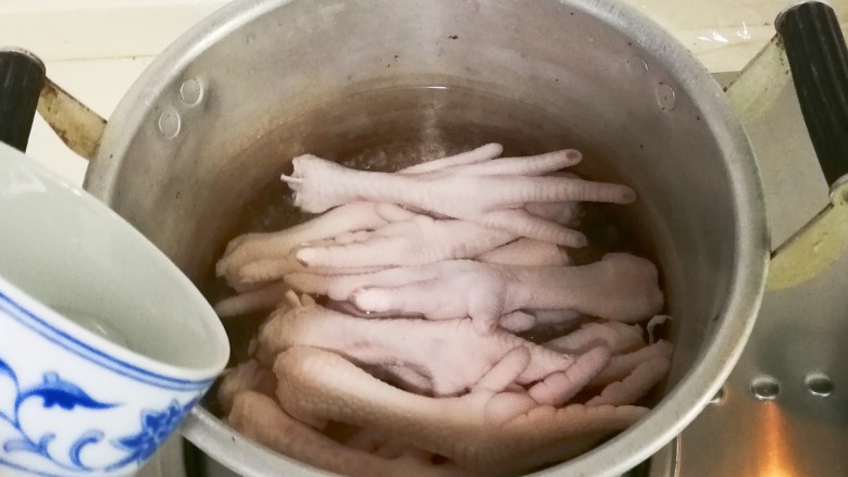 冷热两吃糯弹冰糖生抽香凤爪,放入淹没鸡爪的冷水

