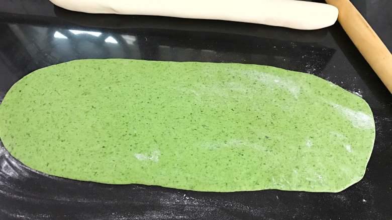 翡翠饺子,
面团醒好后,把白色面团搓成长条,绿色面团擀成和白色面团长短一样的面片。