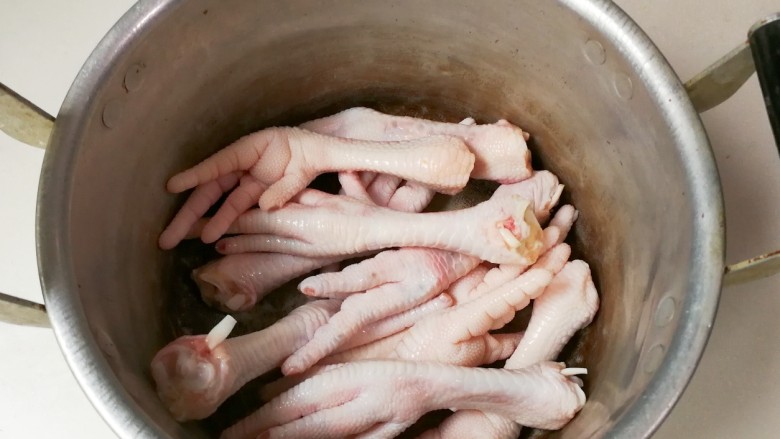 冷热两吃糯弹冰糖生抽香凤爪,放进锅中