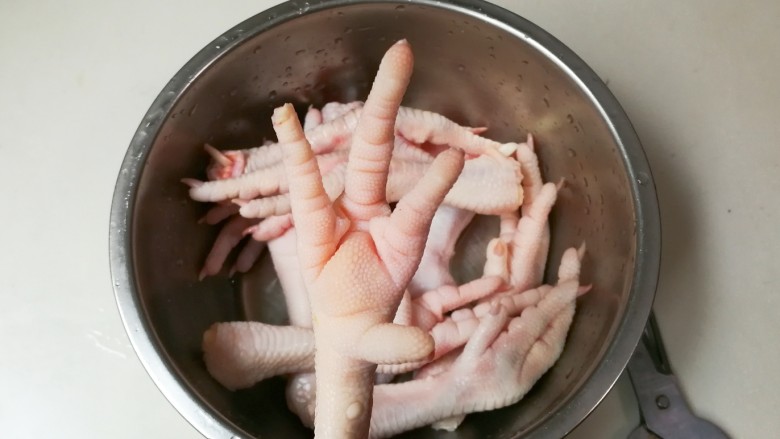 冷热两吃糯弹冰糖生抽香凤爪,像这样全部剪掉