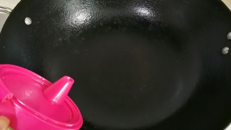 冷热两吃糯弹冰糖生抽香凤爪,热锅倒入适量食用油