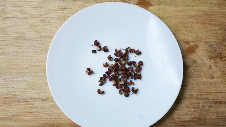 冷热两吃糯弹冰糖生抽香凤爪,准备适量<a style='color:red;display:inline-block;' href='/shicai/ 700'>花椒</a>