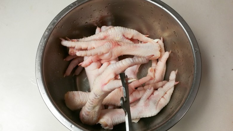 冷热两吃糯弹冰糖生抽香凤爪,用剪刀剪钱鸡爪指甲