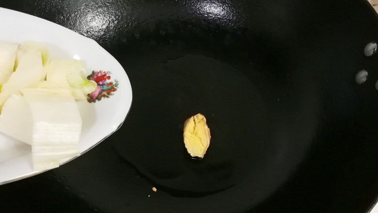 冷热两吃糯弹冰糖生抽香凤爪,放入大葱段煸香