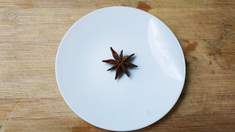 冷热两吃糯弹冰糖生抽香凤爪,准备一个<a style='color:red;display:inline-block;' href='/shicai/ 695'>八角</a>