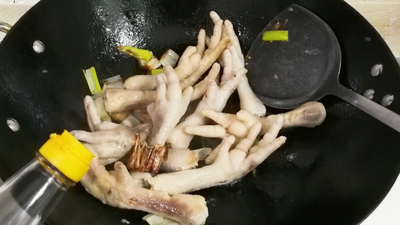 冷热两吃糯弹冰糖生抽香凤爪,放入一勺<a style='color:red;display:inline-block;' href='/shicai/ 718'>料酒</a>蒸发掉酒味