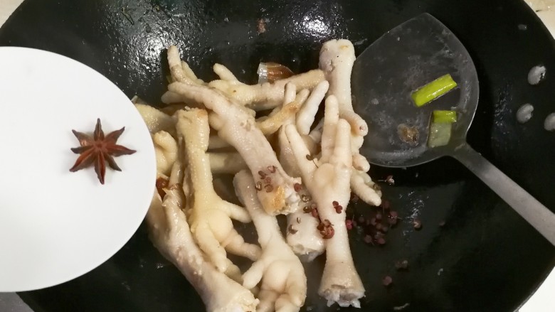 冷热两吃糯弹冰糖生抽香凤爪,放入八角