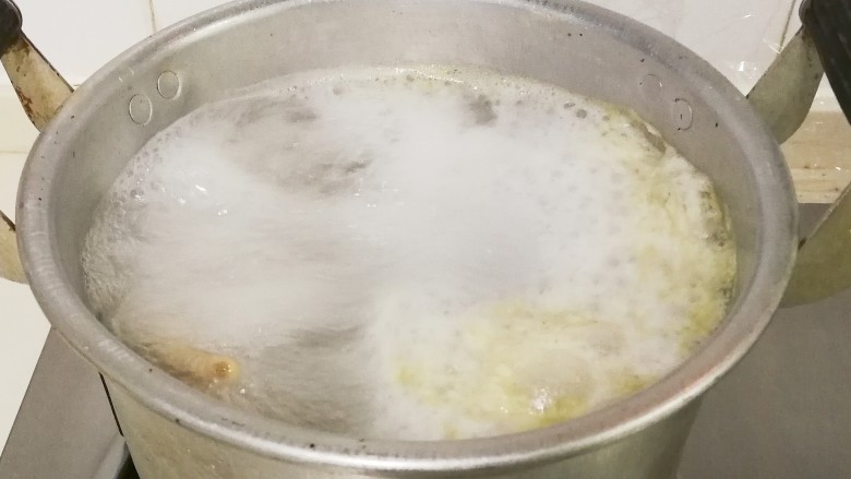 冷热两吃糯弹冰糖生抽香凤爪,大火烧开撇去浮沫冲洗干净