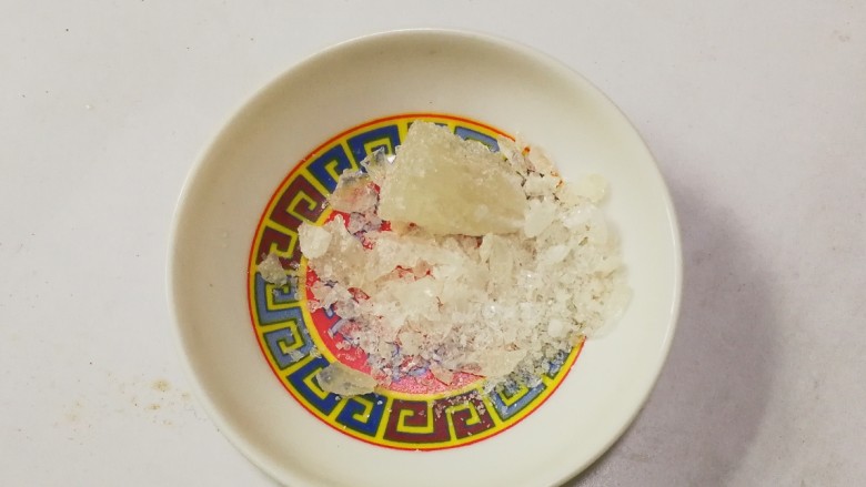 冷热两吃糯弹冰糖生抽香凤爪,准备适量<a style='color:red;display:inline-block;' href='/shicai/ 866'>冰糖</a>