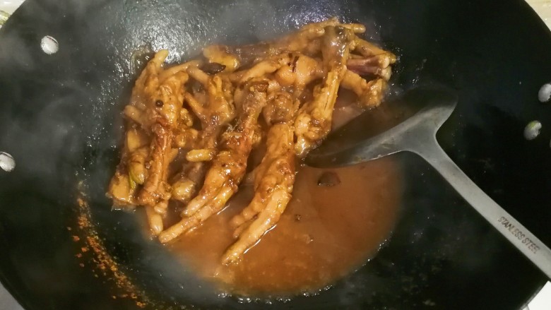 冷热两吃糯弹冰糖生抽香凤爪,大火收汁，像这样就可以了