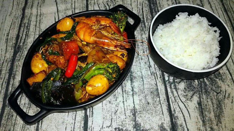 麻辣香锅,确实很有食欲，反正不常吃米饭的我晚上吃了一碗米饭，所以你一定要试试哟，包你吃了还想吃。