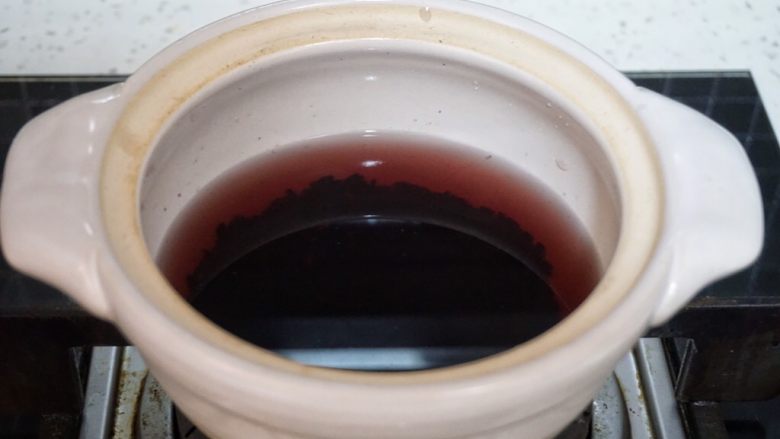 椰浆黑米捞,将泡好的黑米倒进砂锅,泡过的水也倒进去,大约取黑米等量的水。