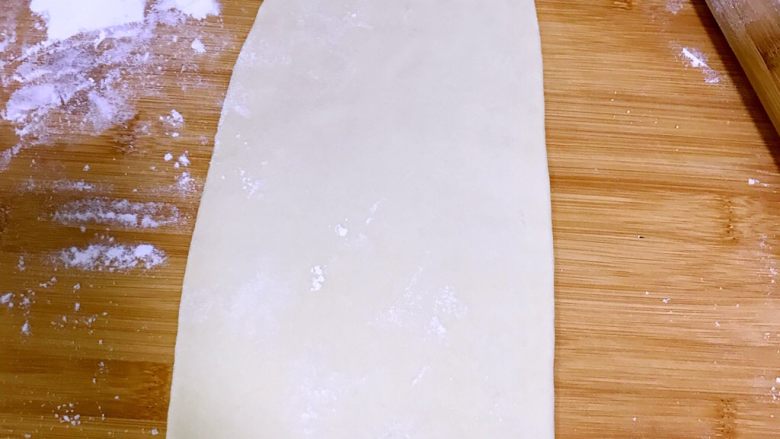 薯蓉&板栗蓉可颂小羊角面包,切一块面,擀成薄薄的长条。