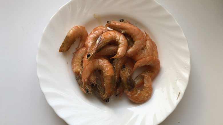 香菇豆豉干锅虾,虾盛出备用,油留在锅里
