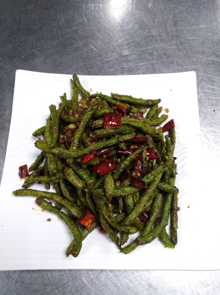 干煸四季豆,锅入少许油下入肉末煸炒在下入蒜末,姜末,喷入料酒煸炒出香味,加入少许老抽给肉末上颜色,在下入花椒,干辣椒炒香,倒入豆角翻炒调味,调入适量东古,盐,味粉,少许白糖,大火翻炒均匀,最后下入芽菜翻炒均匀出锅即可!