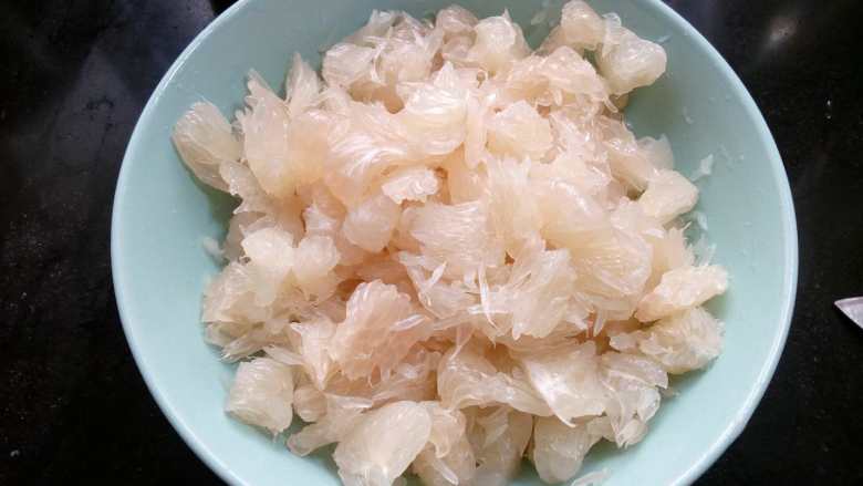 蜂蜜柚子茶,剥出柚子的肉 ,撕小块,去掉种子,白色的筋膜也是有苦味的,剔除掉。