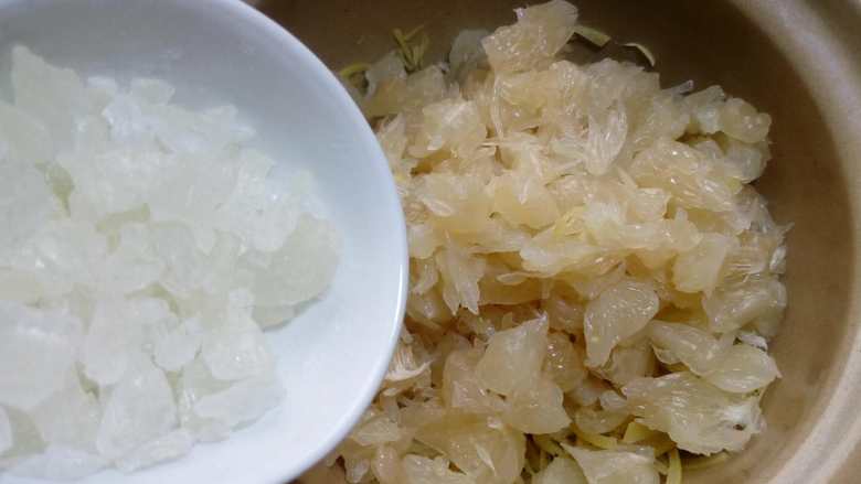 蜂蜜柚子茶,煮好的柚子皮,沥去水分。柚子肉和皮都处理好以后,我们要开始熬喽。