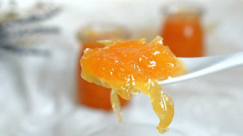 蜂蜜柚子茶,装入密封罐,放冰箱冷藏,饮用舀一勺加温水饮用,不要用滚烫的水,会破坏蜂蜜的营养成分。 蜂蜜柚子茶的冲饮方法随意,热饮冰饮都可以,每日一杯,营养美味。