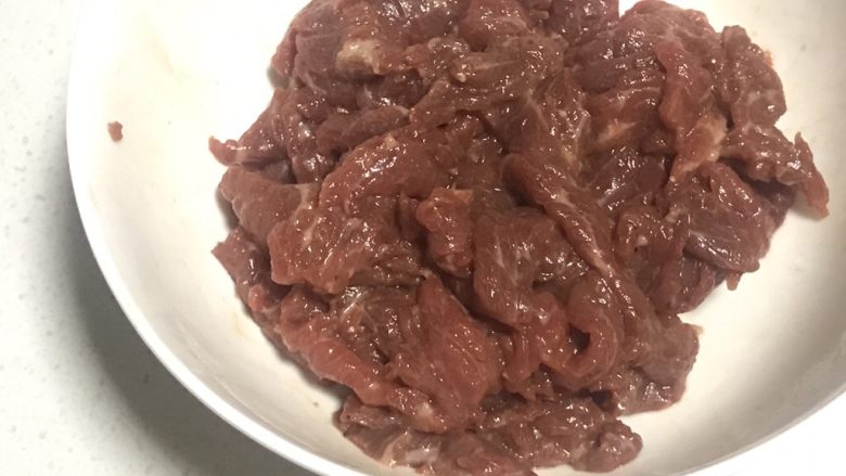 老爸的独家芹菜炒牛肉,<a style='color:red;display:inline-block;' href='/shicai/ 718'>料酒</a><a style='color:red;display:inline-block;' href='/shicai/ 692'>酱油</a>胡椒粒精盐少许腌肉10min