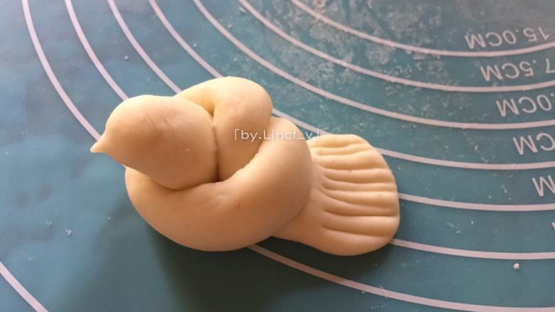 小白鸽馒头,用手掂出鸽子的嘴巴,用叉子压出尾巴羽毛的纹路