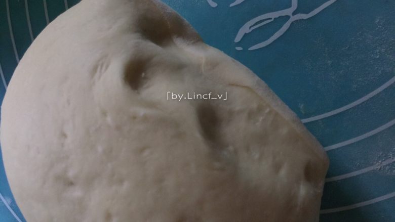 小白鸽馒头,将面团进行排气,排完气的面团切开为无气孔即可