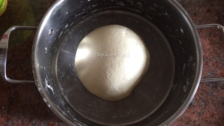 小白鸽馒头,揉成软硬适中的光滑面团