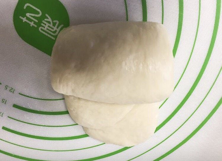 牛奶吐司(直接法),再次擀成牛舌状。