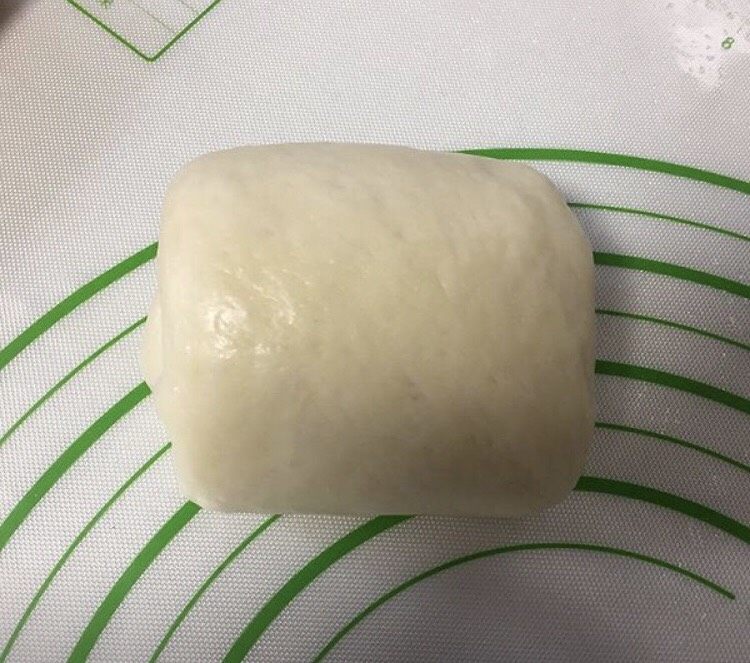 牛奶吐司(直接法),同样推卷成筒状。