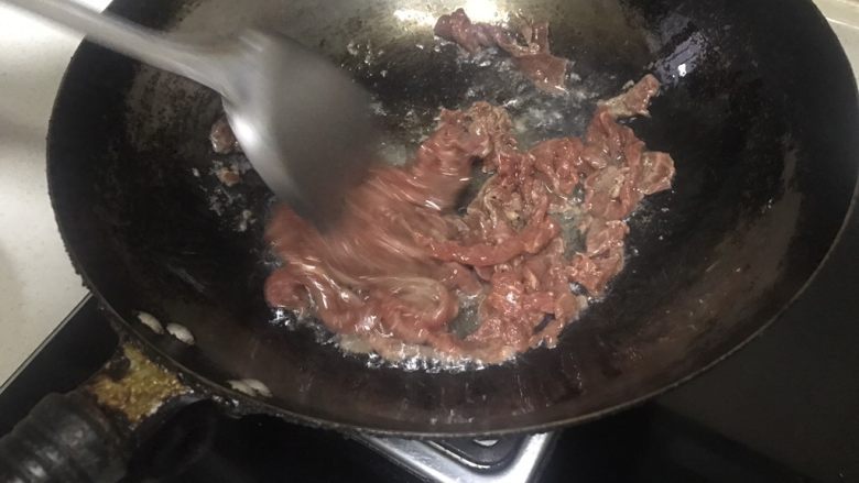 老爸的独家芹菜炒牛肉,热锅凉油滑肉