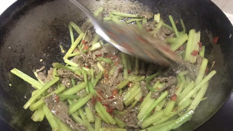 老爸的独家芹菜炒牛肉,加一些胡椒粉(量多于孜然粉)
再加适量精盐继续翻炒(需要自己尝一下口味)