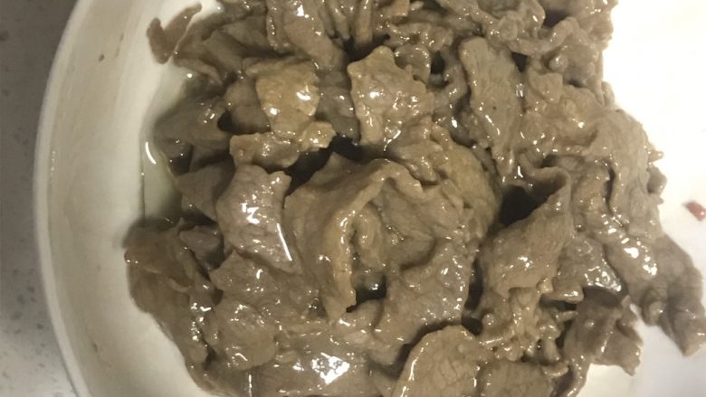 老爸的独家芹菜炒牛肉,基本变色盛出