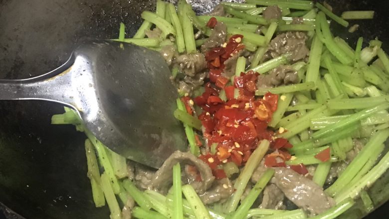 老爸的独家芹菜炒牛肉,加3勺<a style='color:red;display:inline-block;' href='/shicai/ 803'>剁椒</a>翻炒