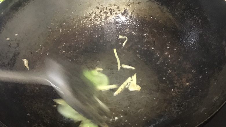 老爸的独家芹菜炒牛肉,用剩下的油炒香葱姜
