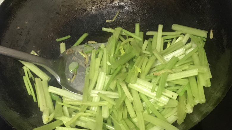 老爸的独家芹菜炒牛肉,倒入芹菜干煸,发现太干可以加一点热水或高汤