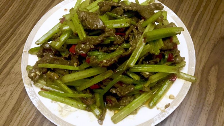 老爸的独家芹菜炒牛肉,出锅!