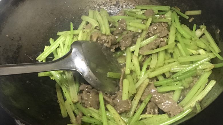 老爸的独家芹菜炒牛肉,不断翻炒,至芹菜变软,下肉翻炒