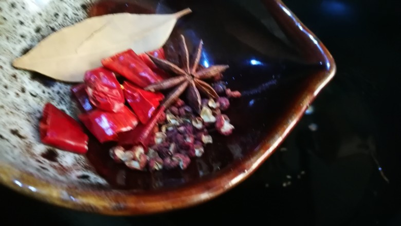 家宴菜谱~鸡鸭鱼肉之毛血旺,锅中另放油 放入八角花椒干辣椒和香叶