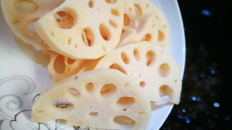 家宴菜谱~鸡鸭鱼肉之毛血旺,倒入莲藕片