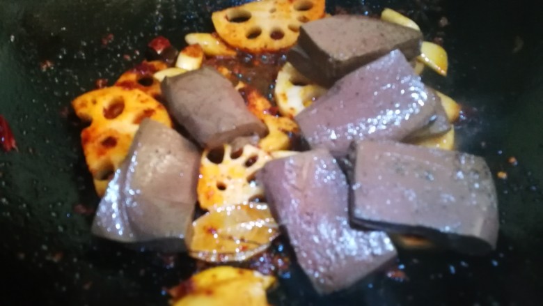 家宴菜谱~鸡鸭鱼肉之毛血旺,倒入猪血