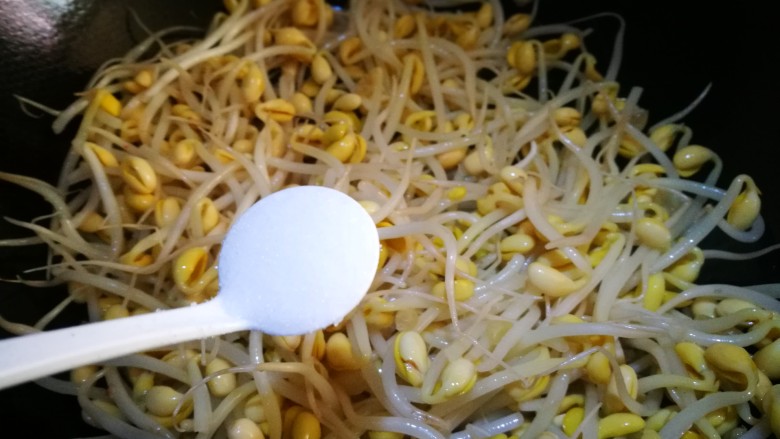 家宴菜谱~鸡鸭鱼肉之毛血旺,锅中放油 把黄豆芽倒入 加少许盐 炒至断生
