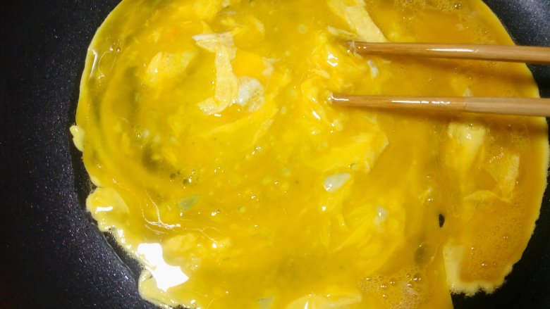 菠萝饭,把<a style='color:red;display:inline-block;' href='/shicai/ 9'>鸡蛋</a>磕入碗里,加入一点点盐调味。倒入锅里用油炒一下。