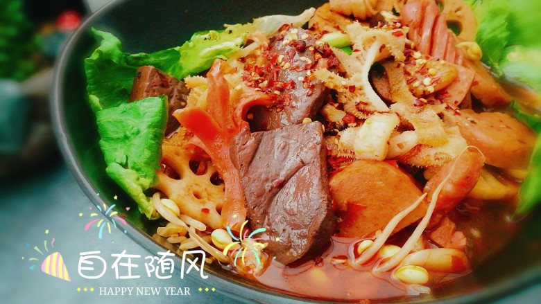 家宴菜谱～鸡鸭鱼肉之毛血旺,将菜盛在豆芽碗中 撒上一小把<a style='color:red;display:inline-block;' href='/shicai/ 761'>辣椒粉</a>和花椒在菜上 热油一浇 麻辣味道更加香浓四溢 太诱人啦😋😋😋